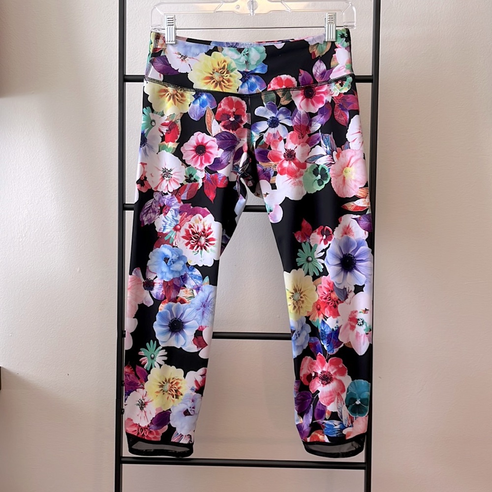 Old Navy Active Floral Cropped/Capri Leggings, Size M